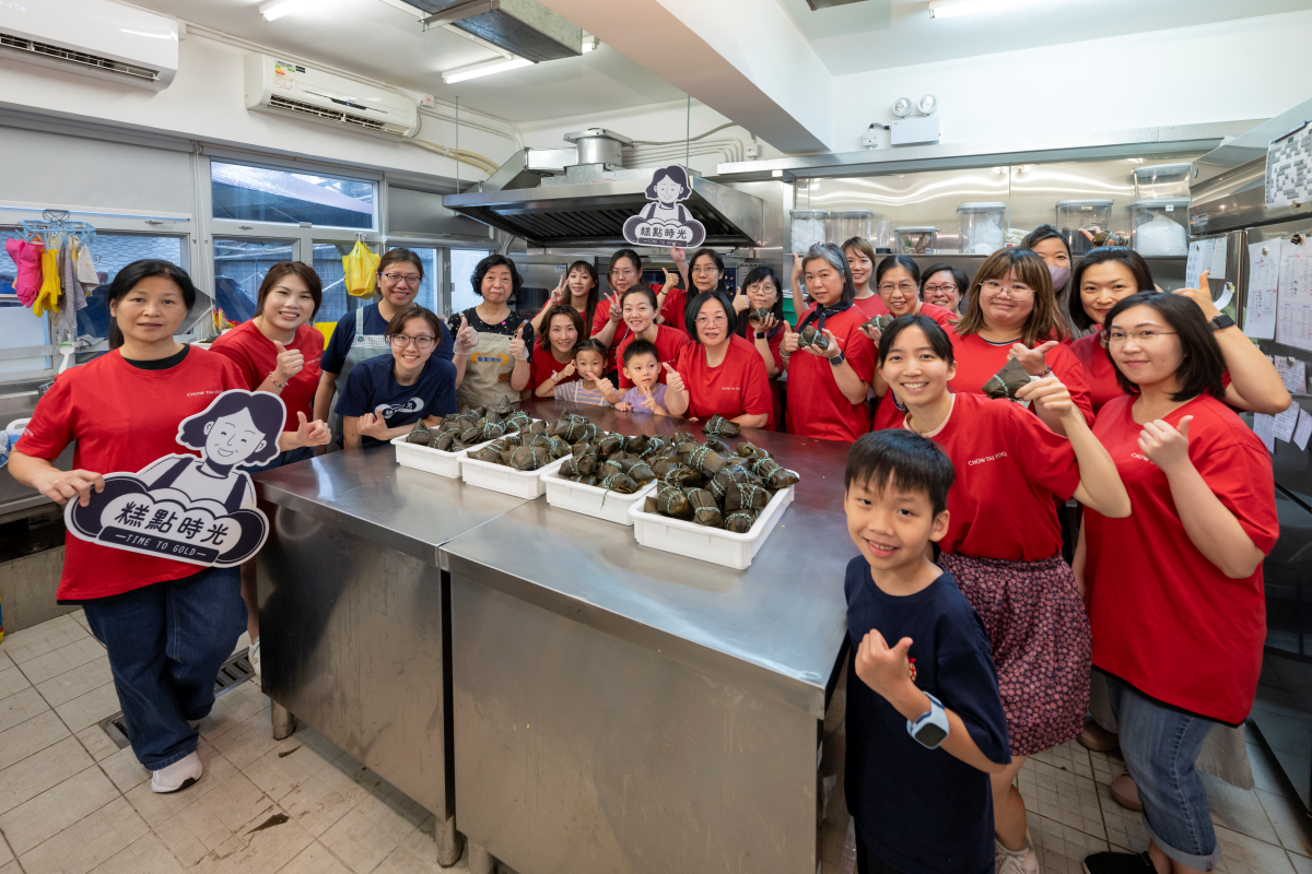 <p>香港义工队 与社区共享节日喜悦</p>
